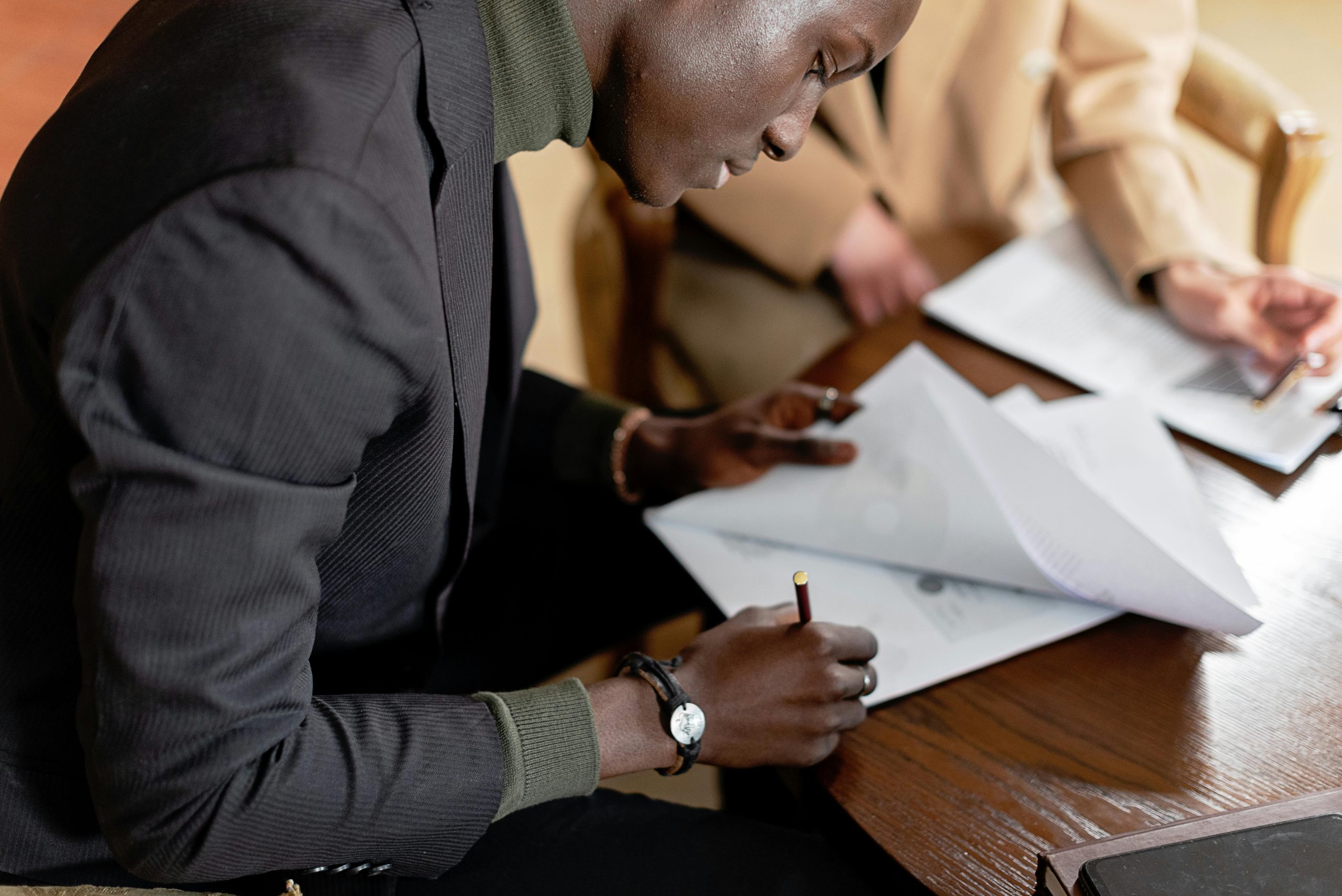 You are currently viewing How to Hire a Contractor in Kenya in 6 Steps Without Getting Conned: A No-Nonsense Checklist